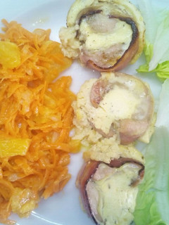 Muffinformában sült baconos, fűszervajas, sajtos csirkemell recept fotója