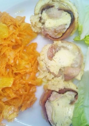 Muffinformában sült baconos, fűszervajas, sajtos csirkemell recept fotója