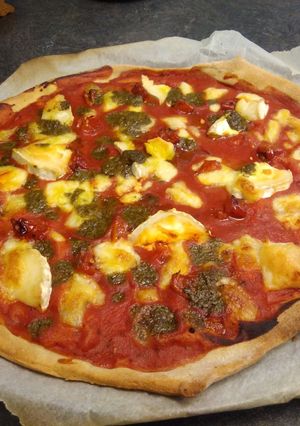 Une photo de Pizza fromage pesto