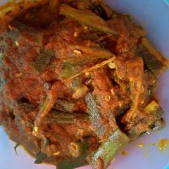 A picture of Delicious tomato bhindi curry.
