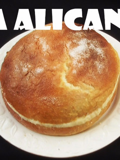 Una foto de Toña alicantina (rellena de crema pastelera)