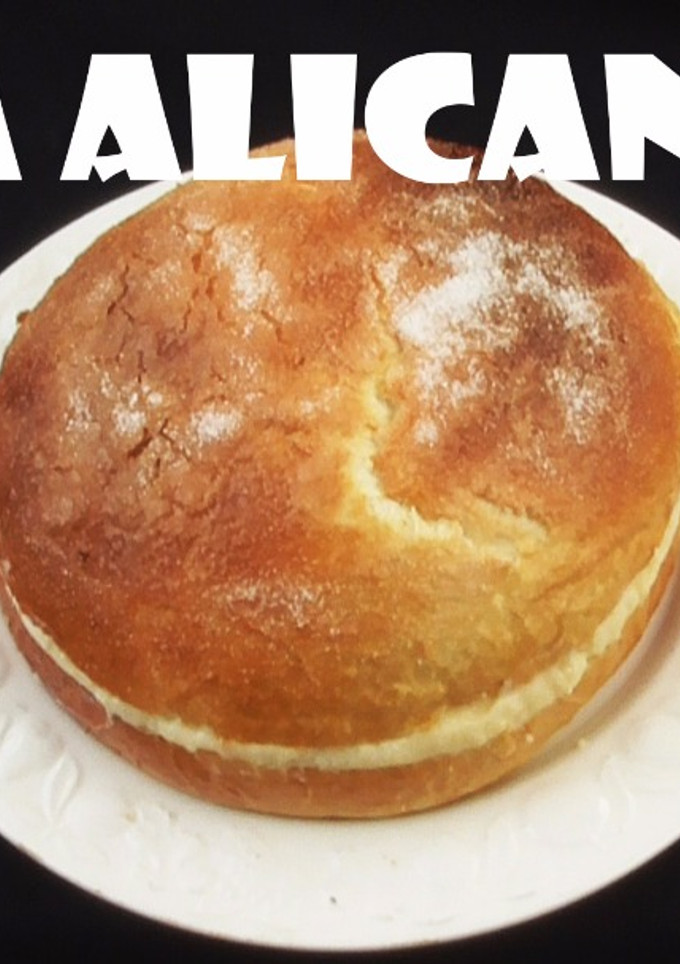 Una foto de Toña alicantina (rellena de crema pastelera)
