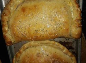 Una foto de Calzones de jamón y queso