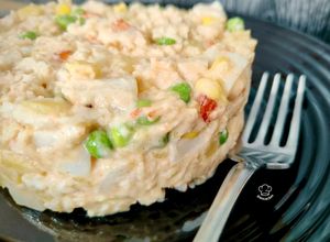 Una foto de Ensaladilla de merluza, calamar y gambón
