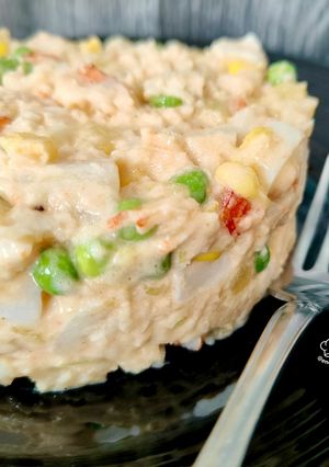 Una foto de Ensaladilla de merluza, calamar y gambón