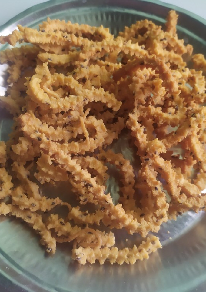 சின்ன வெங்காயம் முறுக்கு செய்முறை முக்கிய புகைப்படம்