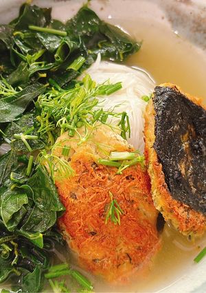 Hình của món Bánh đa rau ngót chả rong biển.
