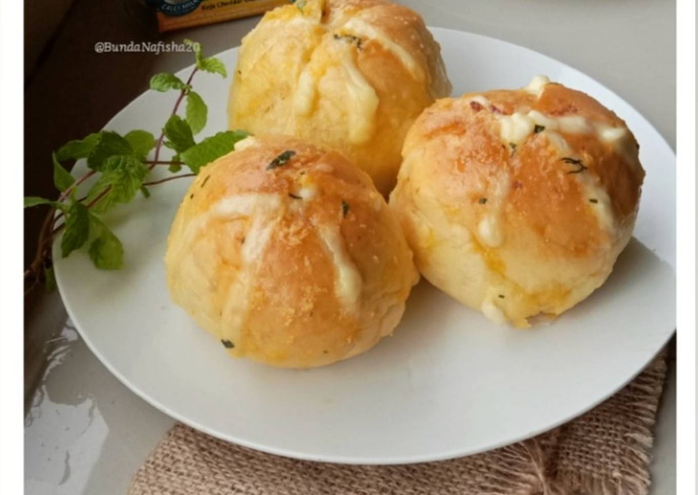 Korean Garlic Cheese Bread