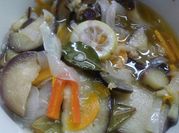 Una foto de berenjena en escabeche