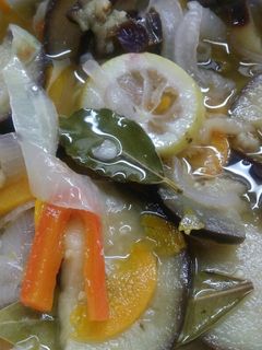 Una foto de Berenjenas en escabeche de verduras 🍆