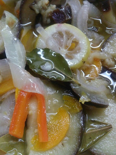 Una foto de Berenjenas en escabeche de verduras 🍆