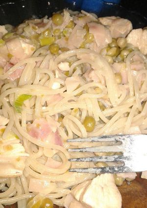 Una foto de Spaguettis a la crema especial