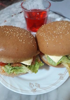 صورة لوصفة همبرغر بالموجود في البيت