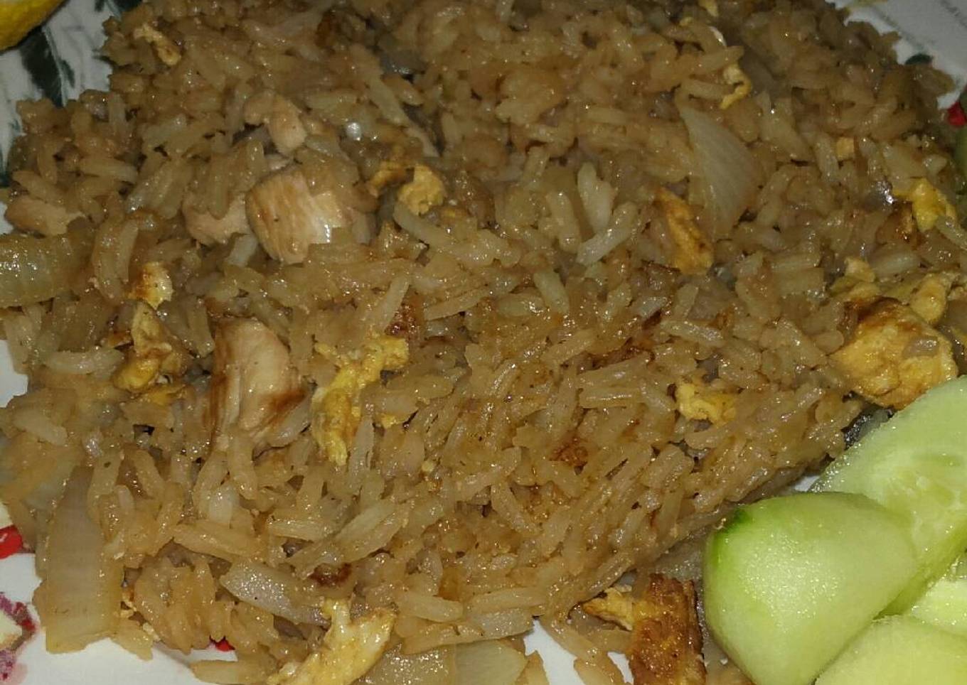 Arroz frito con pollo estilo thai