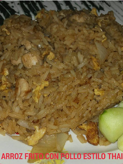 Una foto de Arroz frito con pollo estilo thai