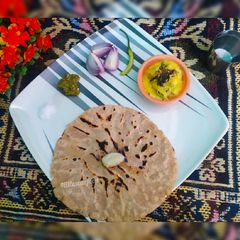 A picture of Maharashtrian Pithla with bhakri.
