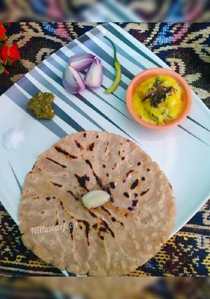 A picture of Maharashtrian Pithla with bhakri.