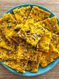 Schiacciata alla curcuma con cavolo bianco e surimi