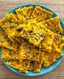 Schiacciata alla curcuma con cavolo bianco e surimi