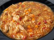 Una foto de sopa de fideos