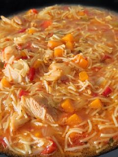 Una foto de Sopa de pollo con fideos