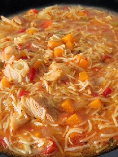 Una foto de Sopa de pollo con fideos