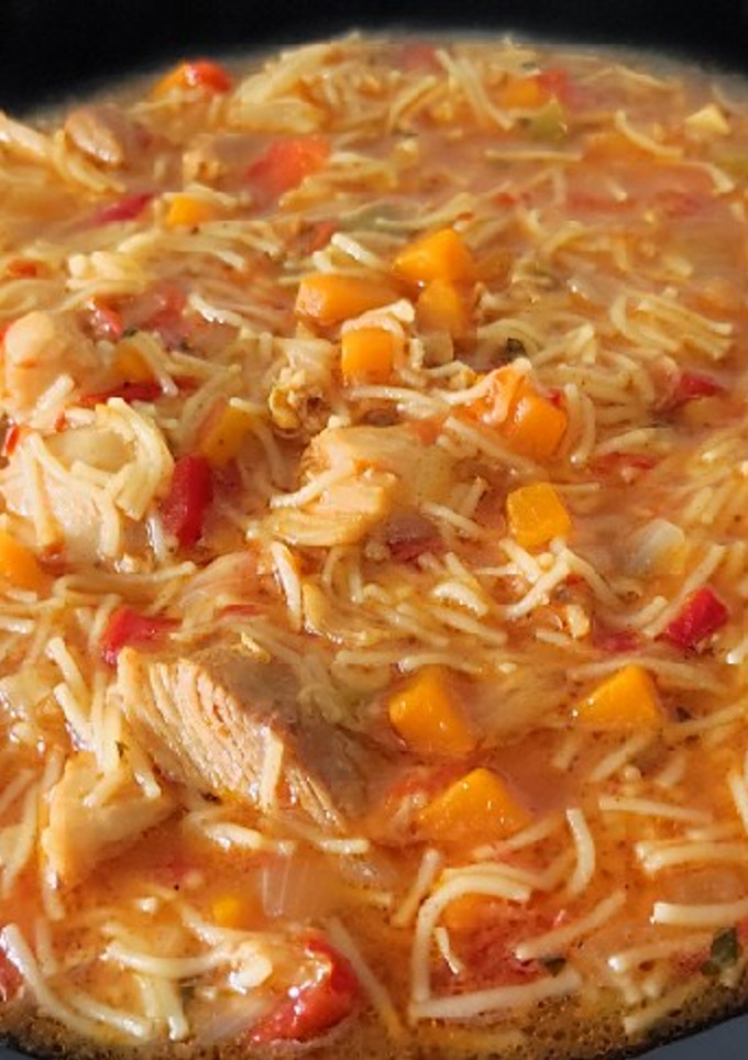 Una foto de Sopa de pollo con fideos