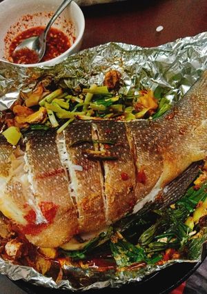 Hình của món Cá mú đỏ nướng giấy bạc.