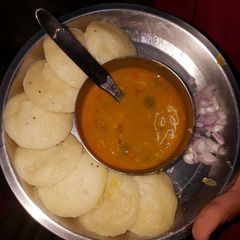 A picture of Idli sambhar.
