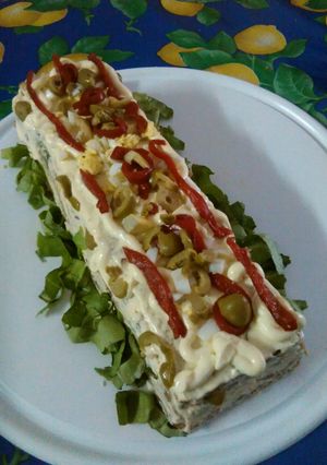 Una foto de Pastel frío de pollo o sandwichón de pollo