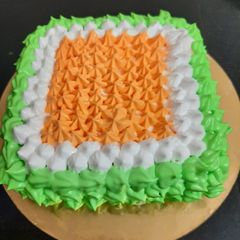 A picture of Tri colour vanila cake.
