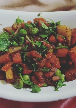 गाजर मटर आलू की सब्जी (gajar matar aloo ki sabzi recipe in Hindi) रेसिपी मुख्य फोटो