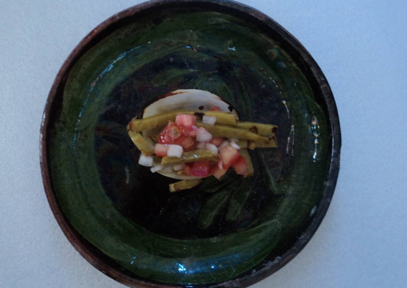 Nopales asados con hierba santa y en ensalada de pico de gallo con mezcal