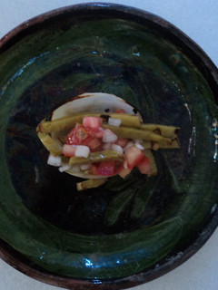 Una foto de Nopales asados con hierba santa y en ensalada de pico de gallo con mezcal