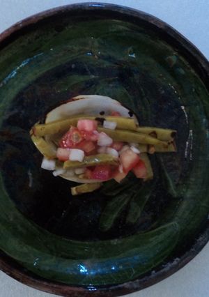 Una foto de Nopales asados con hierba santa y en ensalada de pico de gallo con mezcal