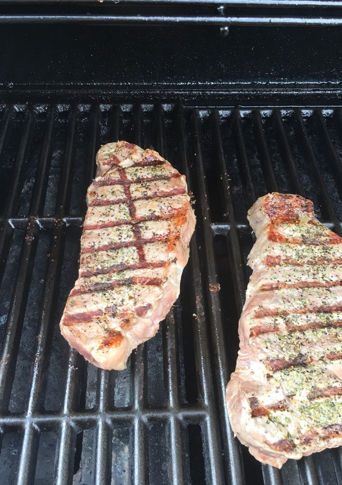 A picture of Quick and simple steak 🥩.