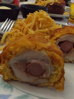 Una foto de Pollo relleno con salchichas y empanado especial