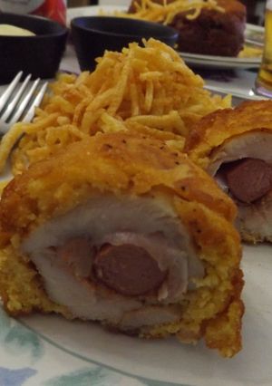 Una foto de Pollo relleno con salchichas y empanado especial