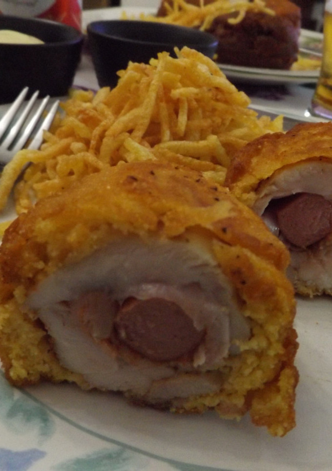 Una foto de Pollo relleno con salchichas y empanado especial
