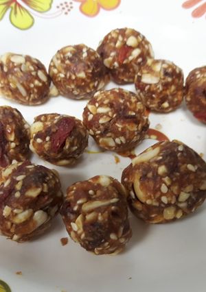 A picture of Dates bar with goji Berry and sunflower seeds.