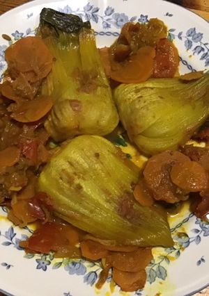 Une photo de Shanghai pak choi braisés citron tomates carottes et galanga