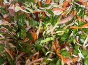 Una foto de ensalada de repollo y remolacha