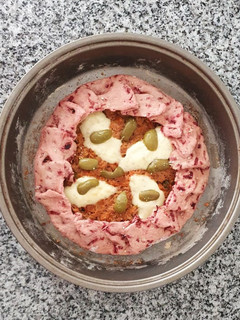 Una foto de Tarta de atún en masa de remolacha