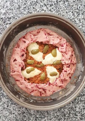 Una foto de Tarta de atún en masa de remolacha