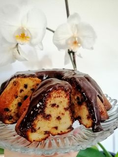 Foto di Ciambella soffice con gocce di cioccolato e glassa fondente