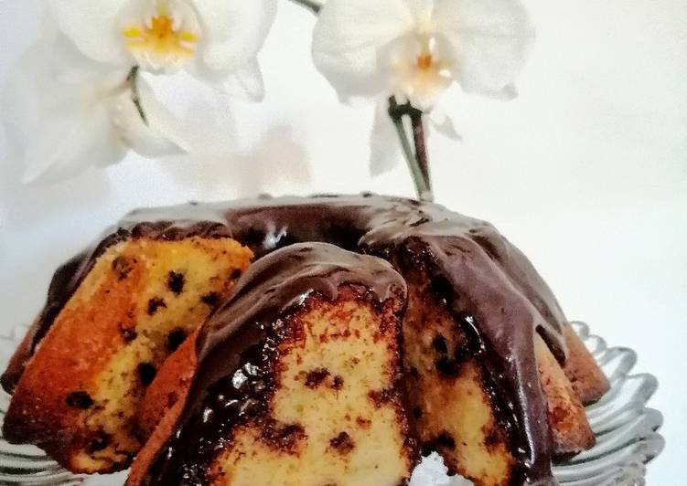 Ciambella soffice con gocce di cioccolato e glassa fondente