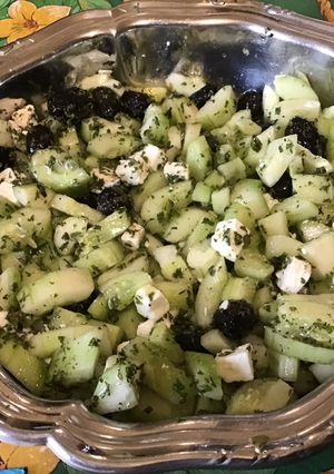 Une photo de Concombres Noa marinés au jus de raisin blanc, olives noires, feta et persil