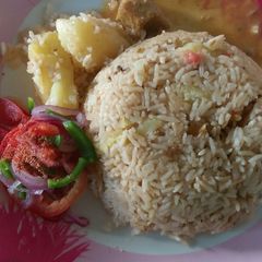 A picture of Arabs love pilau and they make it in many ways....