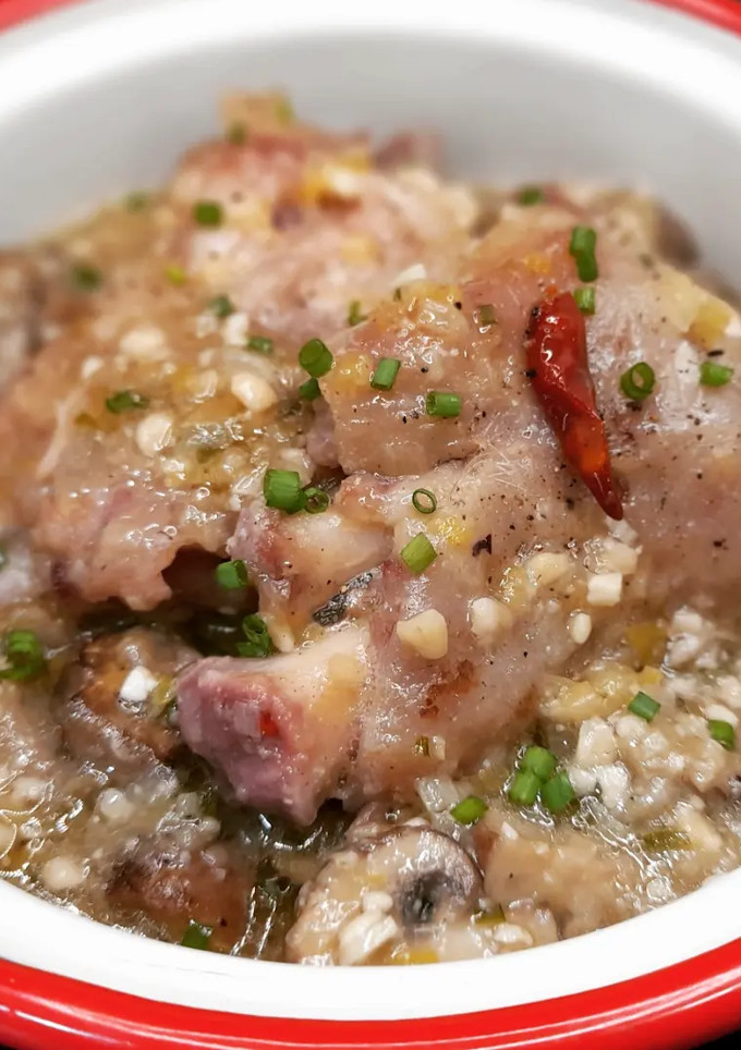 Una foto de Pies de cerdo y setas en salsa picante de puerros y almendras