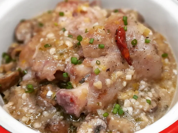 Pasos sencillos para Hacer Pies de cerdo y setas en salsa picante de puerros y almendras  que Delicioso